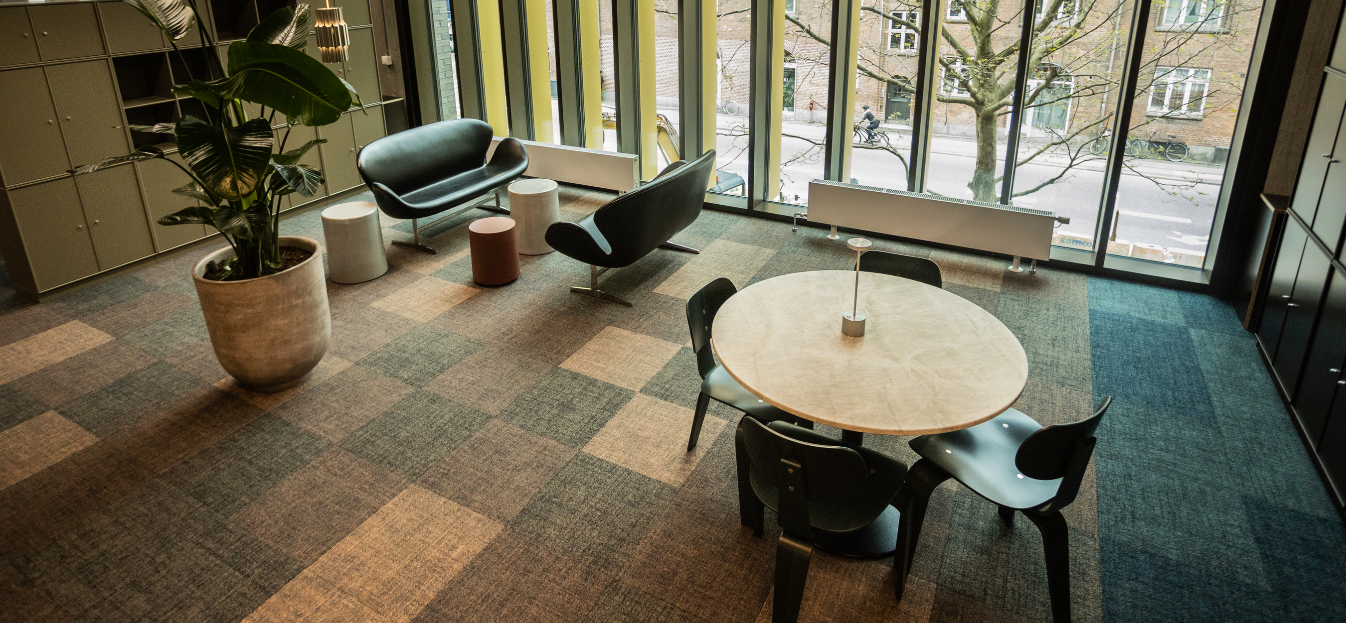 Teppichfliesen und Teppichplanken